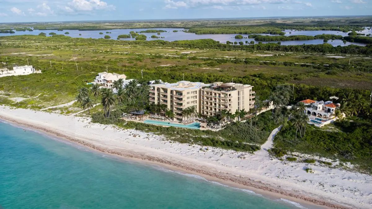 Vista aérea del desarrollo Arrecife Sisal frente al mar en Sisal Yucatán