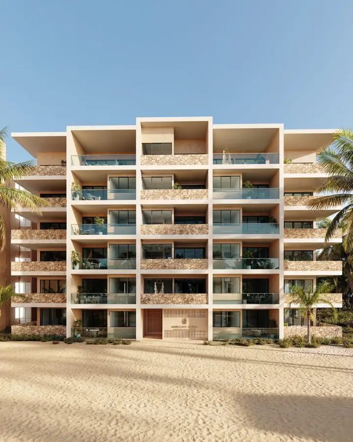 Fachada principal del desarrollo Arrecife Sisal frente al mar en Yucatán