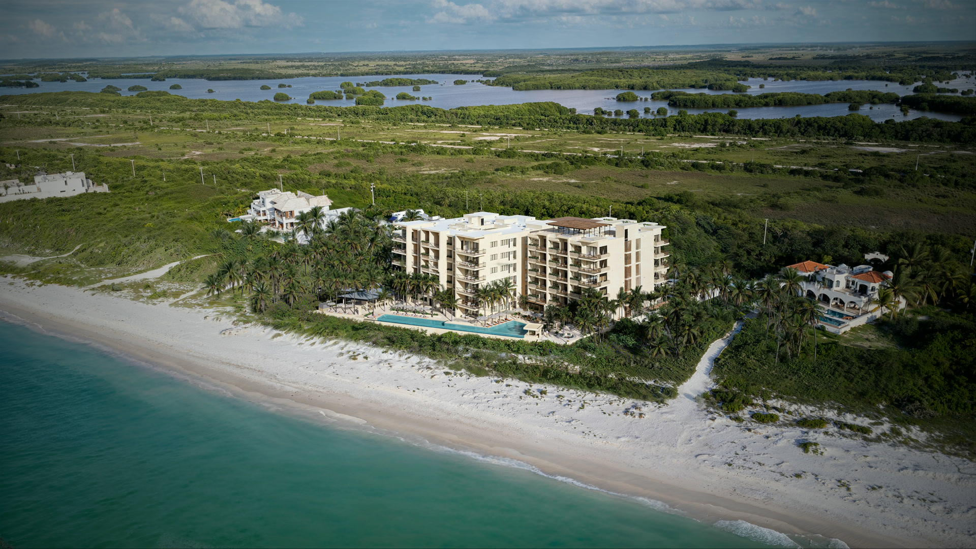 Arrecife Sisal — vista aérea del proyecto frente al mar de Sisal, Yucatán al amanecer