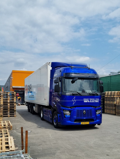 Big blue truck for construction materials marked Renault trucks E-tech, 100% Electric.