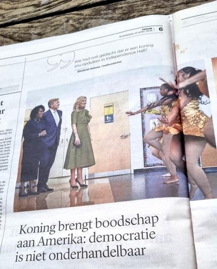 Page from Trouw newspaper. Headline: King brings message to America: democracy is non-negotiable. Photo with the dance group.