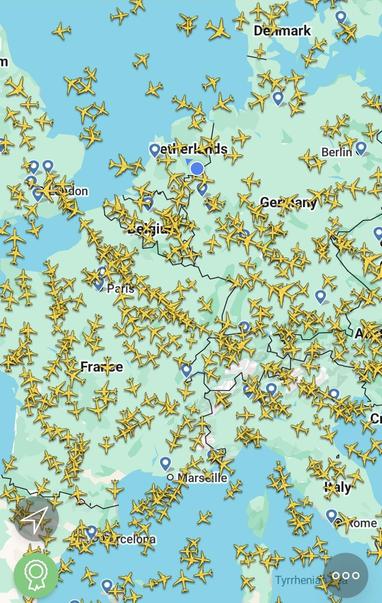 Map from Flightradar24 showing hundreds of planes in the air over Europe.