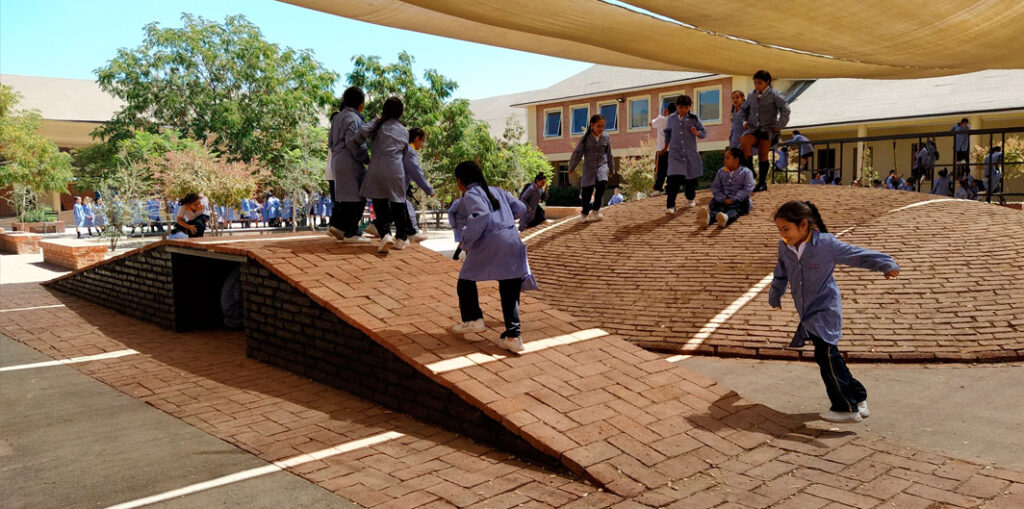 El ladrillo en los espacios de Patio Vivo