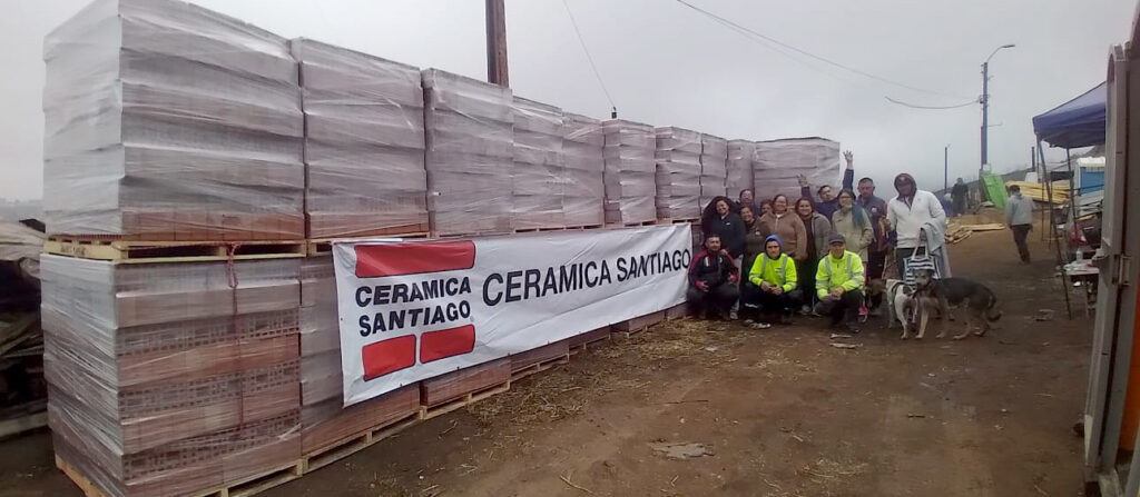 Ceramica Santiago dona 9 mil ladrillos fiscales a familias afectadas por el incendio de Viña del Mar