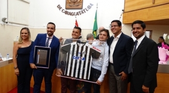 Rodrigo Tavano recebe o título de Cidadão Caraguatatubense