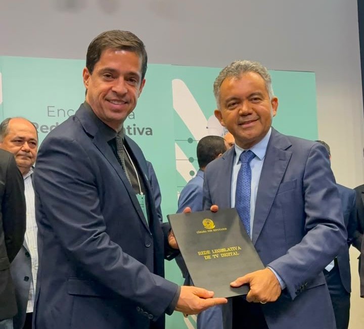 Presidente da Câmara firma acordo para implantação da TV Legislativa em Caraguatatuba
