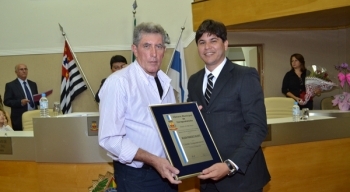 Qualhada recebe título de cidadão caraguatatubense