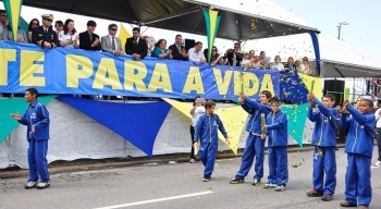 Presidente do Legislativo marca presença em desfile cívico