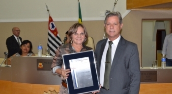 Antônia Aparecida Decanini recebe título de cidadã caraguatatubense