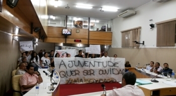 Sessão tem manifestação de estudantes