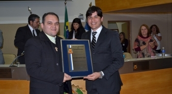 Câmara concede título de cidadão caraguatatubense a Padre Alessandro
