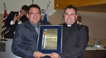 Padre Mateus recebe título de cidadão caraguatatubense