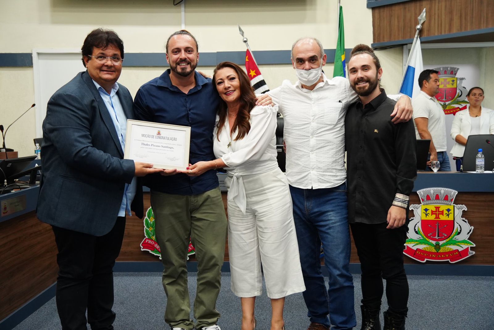Dr. Thales Pizano Santiago recebe moção de congratulação da Câmara Municipal