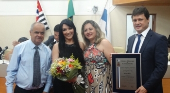 Sandra Sato é congratulada com honraria na Câmara Municipal