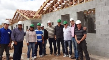 Obra do conjunto habitacional do Travessão é visitada por vereadores