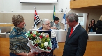 Nanette Suckow de Oliveira recebe o título de cidadã caraguatatubense