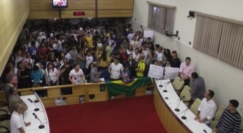 Em meio a manifestações, Câmara derruba veto e aprova revogação de lei