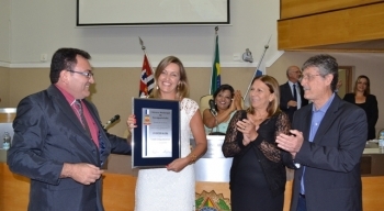 Câmara entrega título de cidadã caraguatatubense a Ivy Malerba