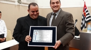 Padre Mauro recebe título de Cidadão Caraguatatubense