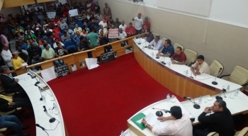 Câmara mantém veto e aprova projetos em sessão extraordinária