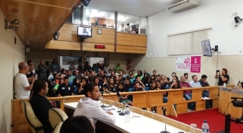 Moções para natação de Caraguá e para professores são aprovadas na Câmara