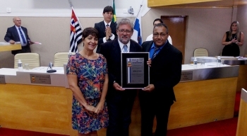 Câmara entrega título de cidadão caraguatatubense para Toninho Colucci