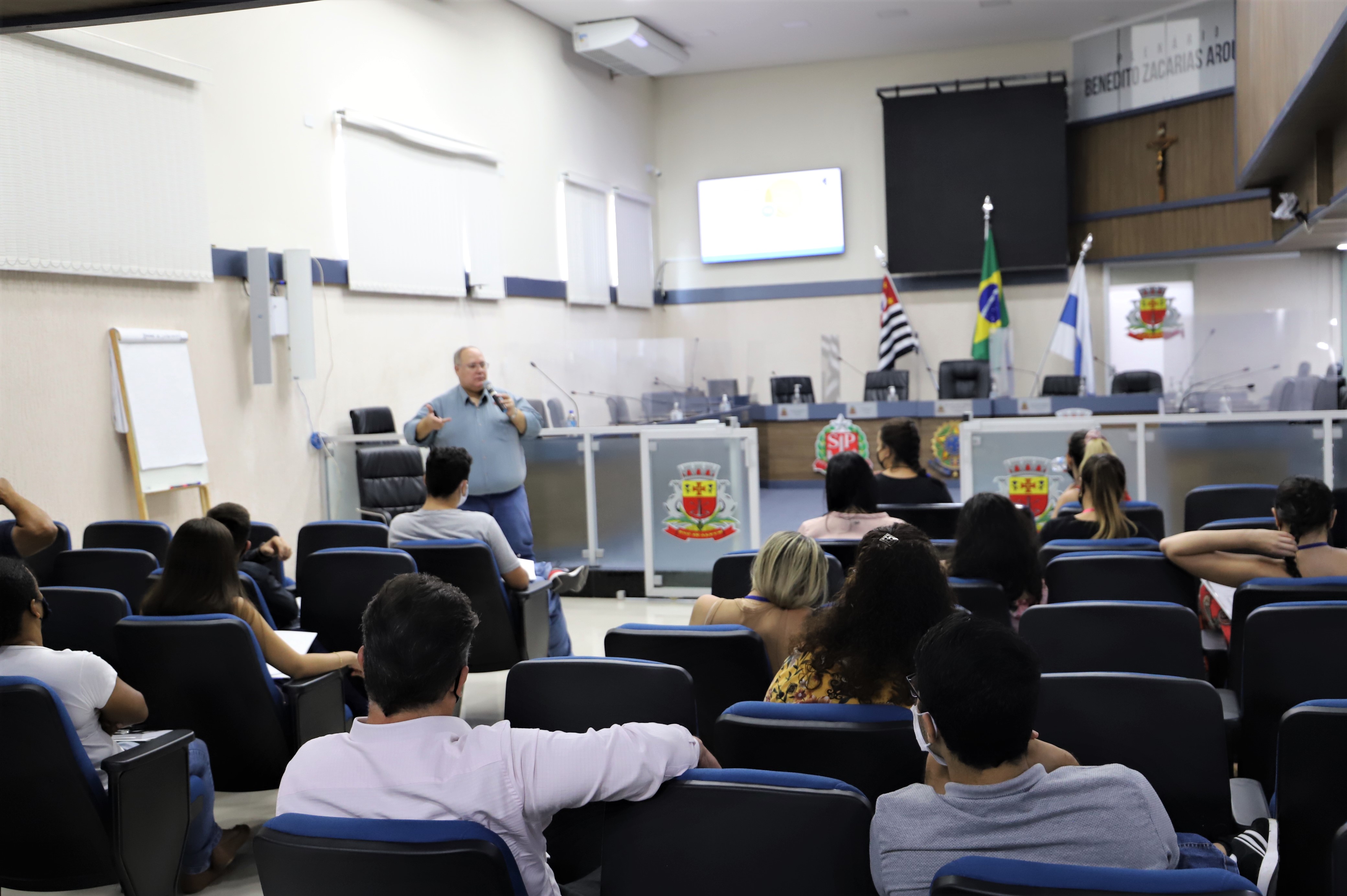 Servidores e estagiários participam de palestra motivacional