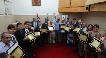 Títulos de Gratidão Caiçara são entregues na Câmara de Caraguá