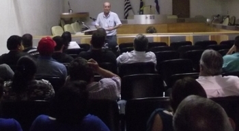 Funcionários recebem treinamento para combate a incêndio