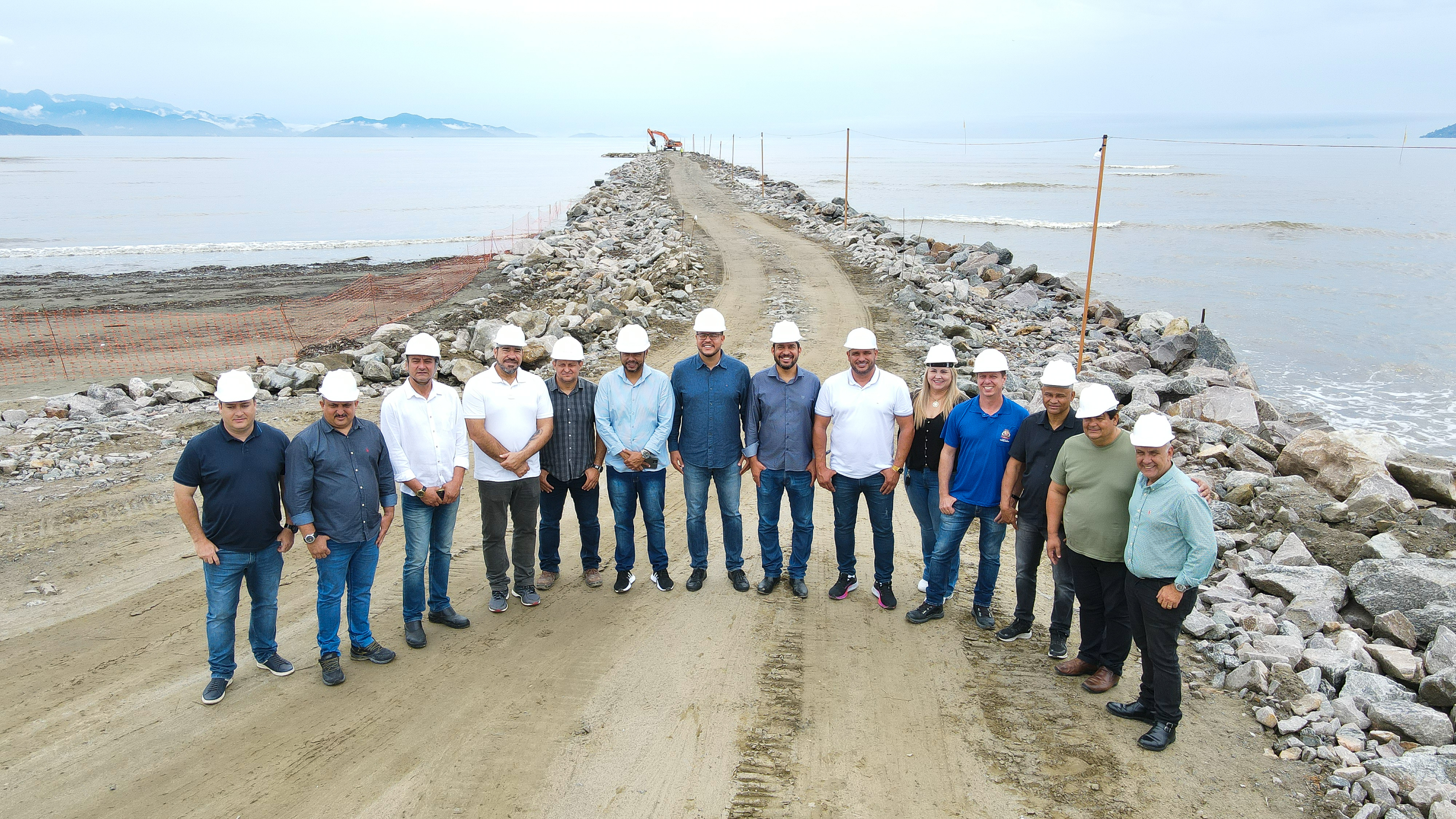 Vereadores de Caraguatatuba fazem vistoria nas obras de enrocamento do Rio Juqueriquerê