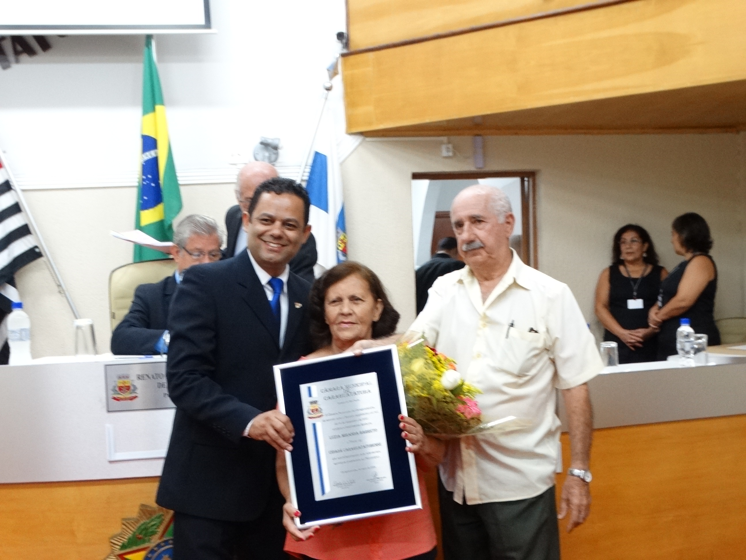 Título de Cidadã Caraguatatubense é entregue a Luzia Miranda