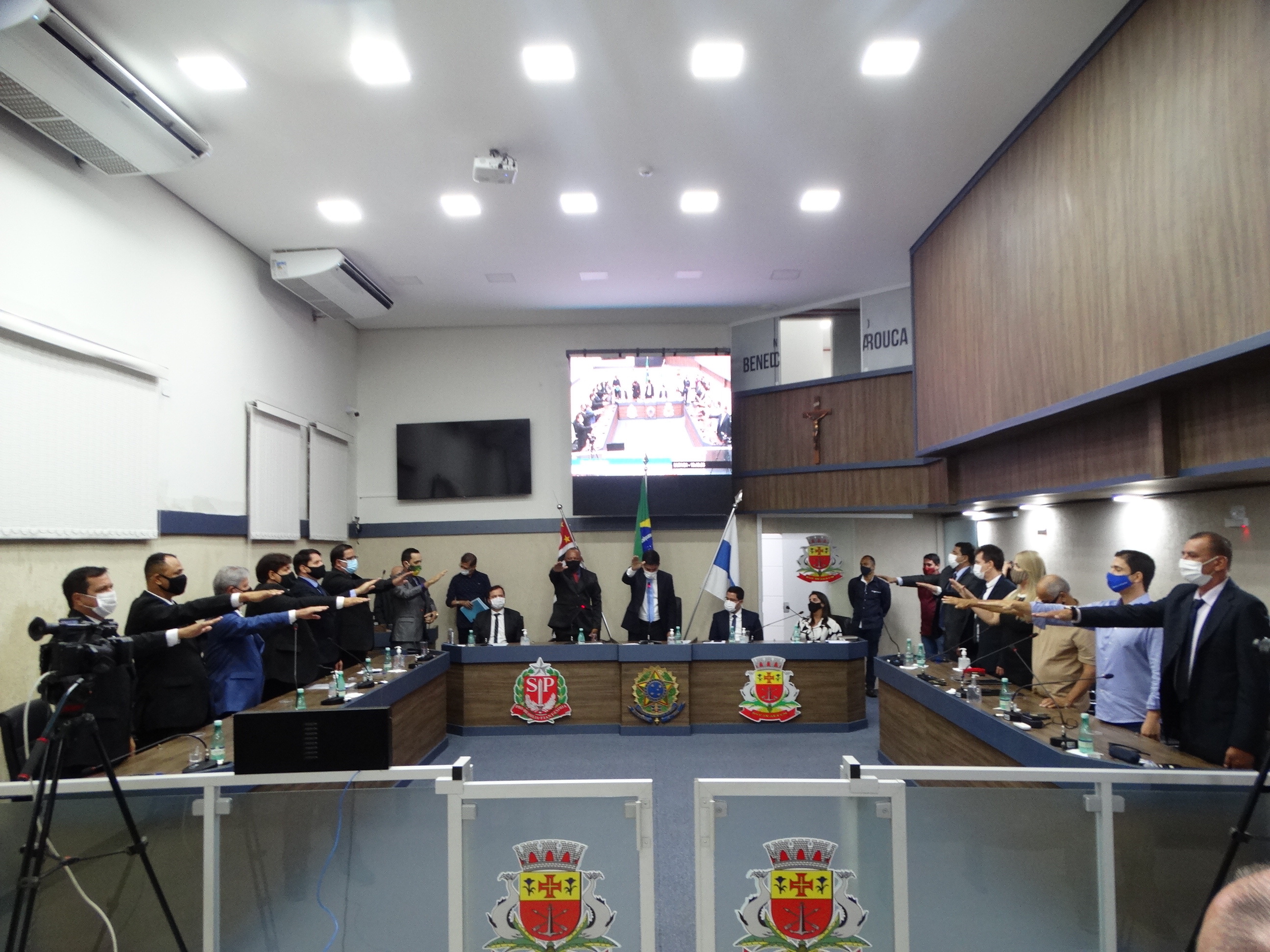 Em solenidade, vereadores são empossados