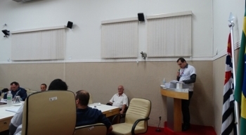 Vereadores aprovam projetos em regime de urgência e sessão tem leitura do relatório da CPI do Transporte