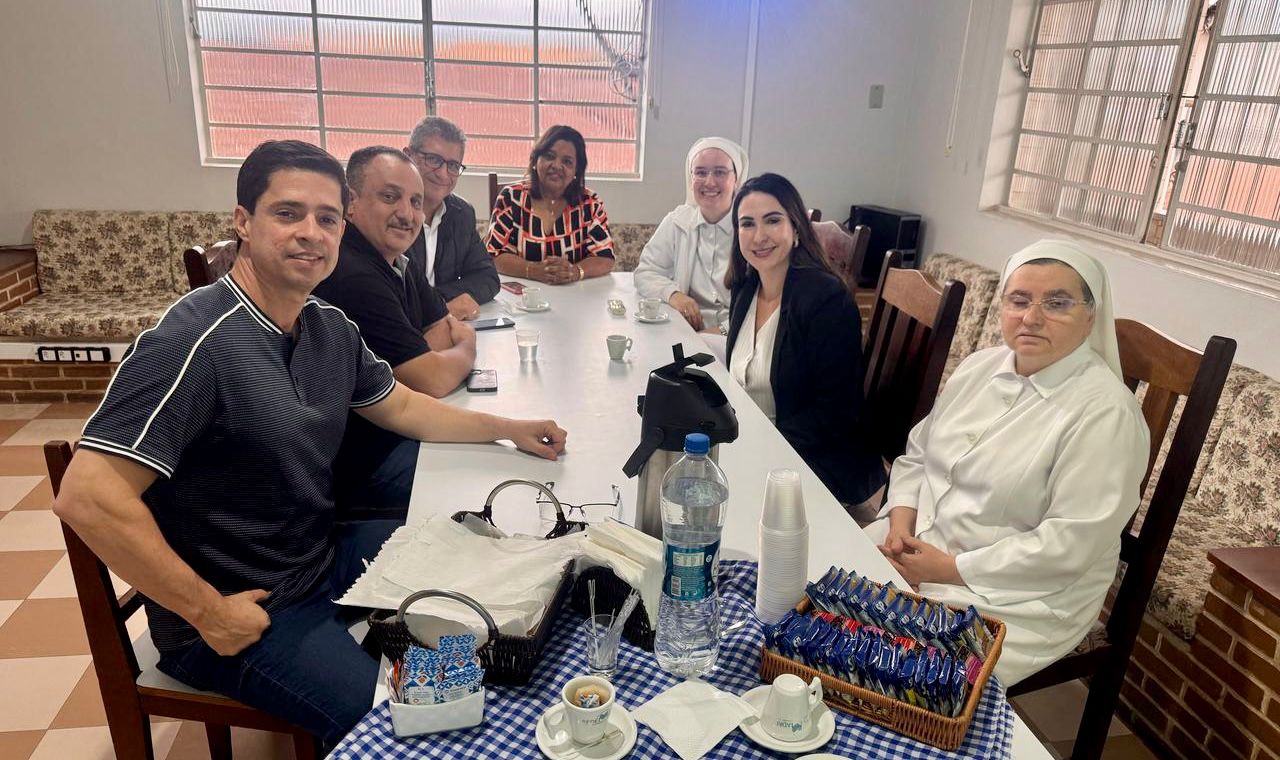 Presidente da Câmara reforça compromisso com a saúde e acompanha novo contrato da Casa de Saúde Stella Maris