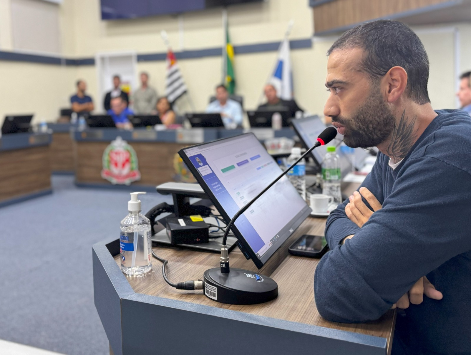 Bombeiros de Caraguatatuba são homenageados pelo vereador Danster Fernandes após salvamento de cão em área de risco