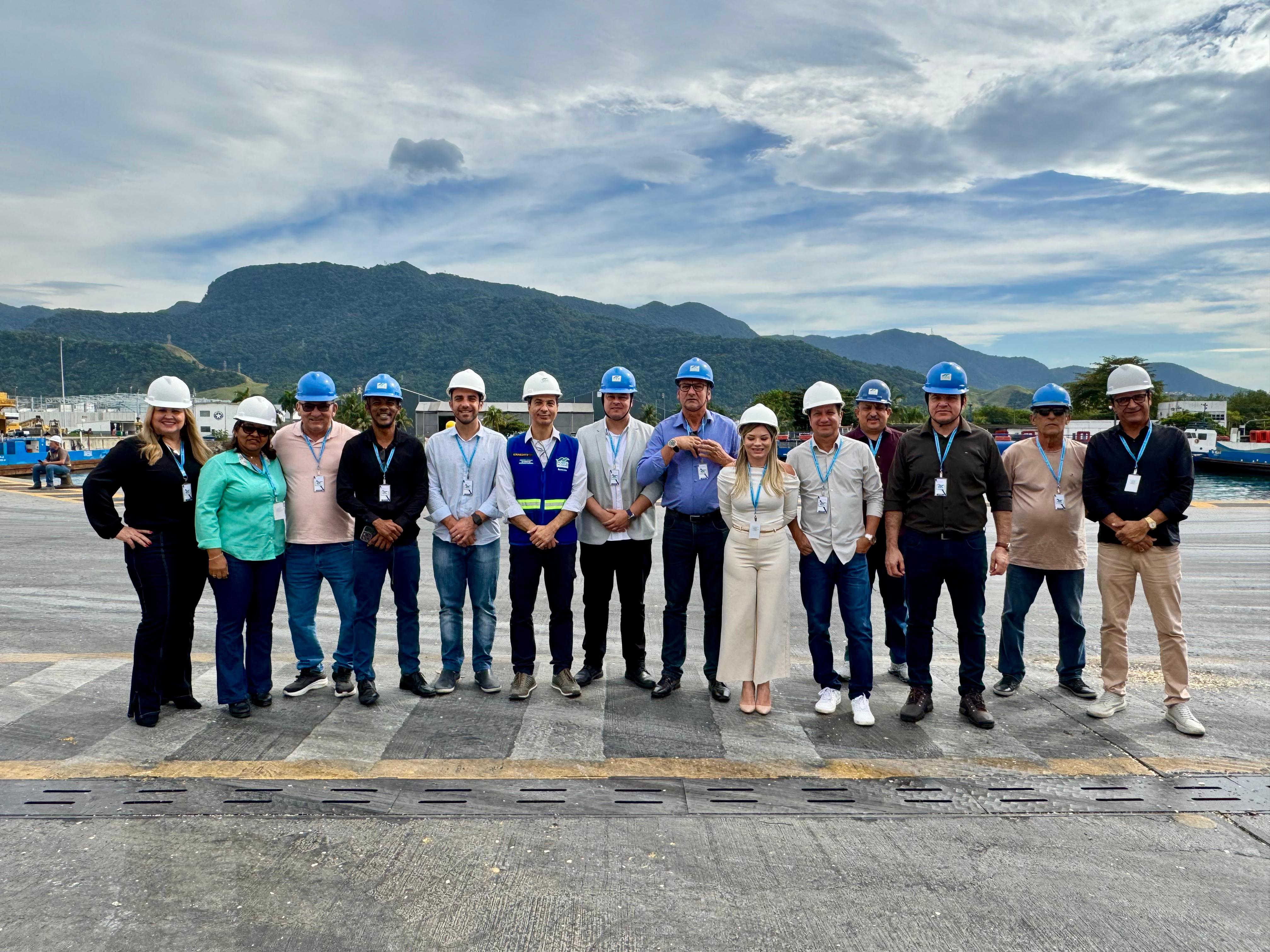 Vereadores de Caraguatatuba realizam visita técnica ao Porto de São Sebastião e acompanham operação portuária