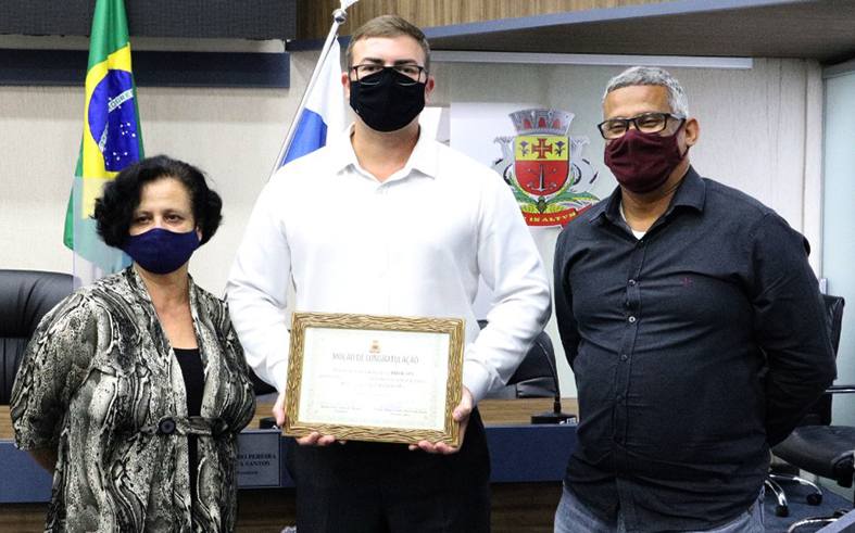 Câmara entrega Moção de Congratulações ao Procon de Caraguatatuba