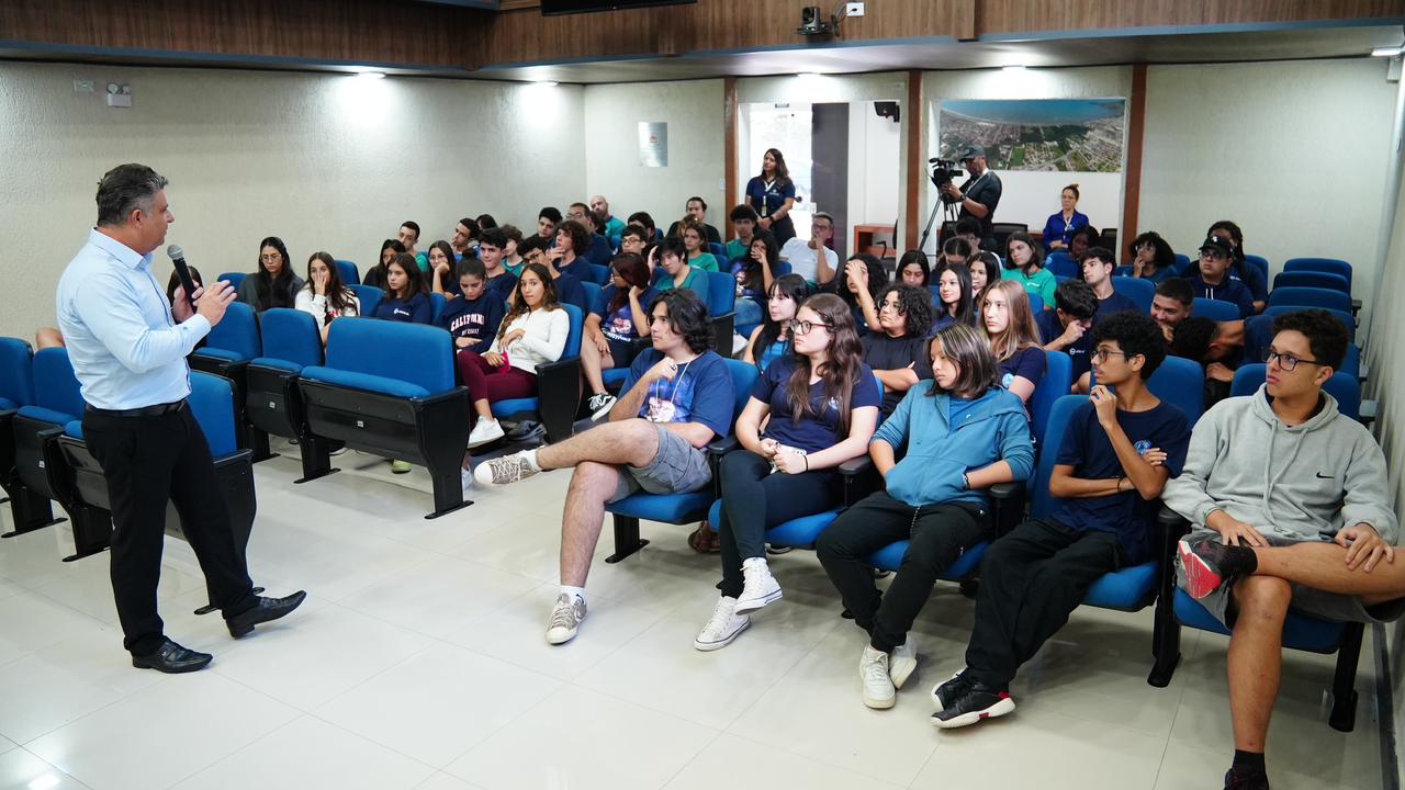 Programa Visita Monitorada: Câmara Municipal recebe estudantes do Colégio Anglo Módulo