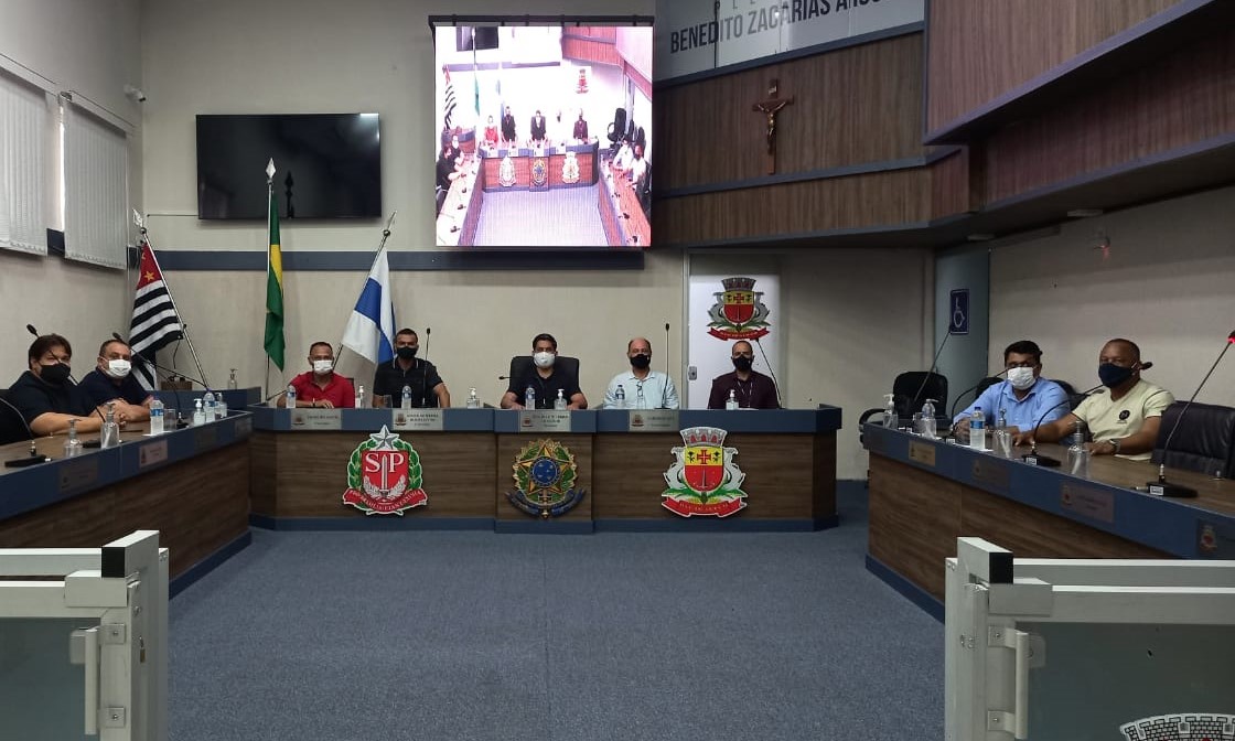 Representantes da Sabesp participam de reunião com vereadores na Câmara Municipal