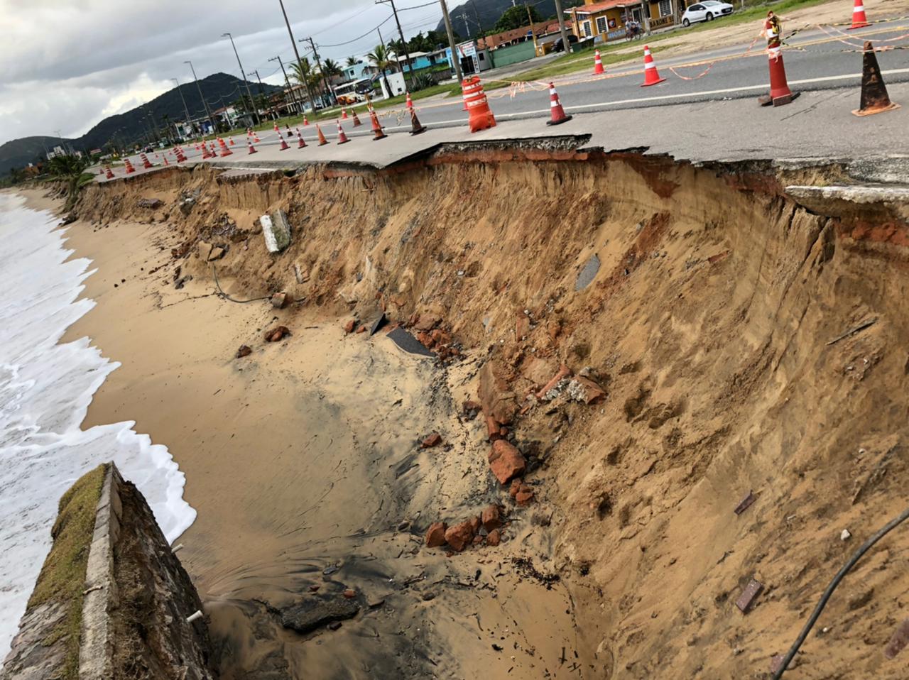 Vereadores fazem vistoria em local afetado pela ressaca no Massaguaçu