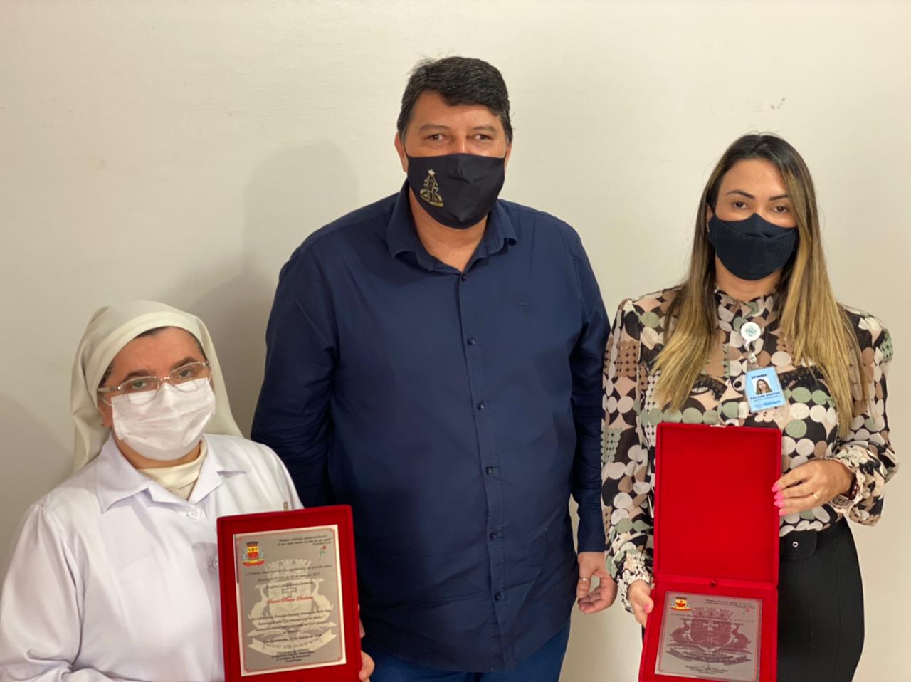 Vereador entrega homenagem para diretora da Casa de Saúde Stella Maris