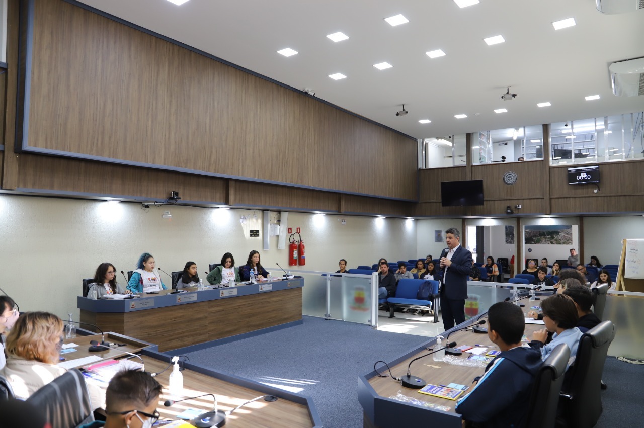 Jovens vereadores participam de reunião na Câmara Municipal