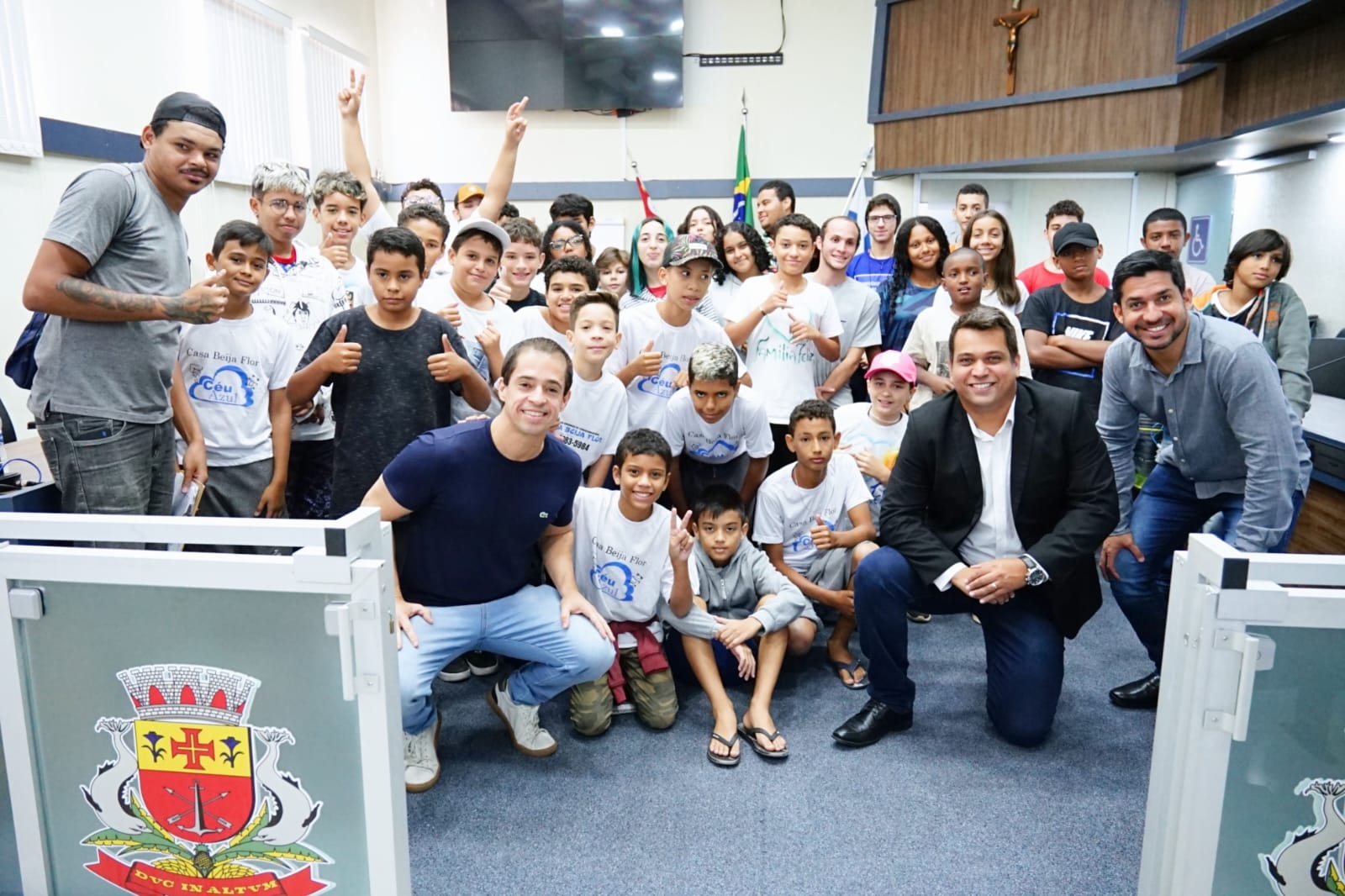 Jovens da Casa Beija Flor fazem visita monitorada na Câmara Municipal