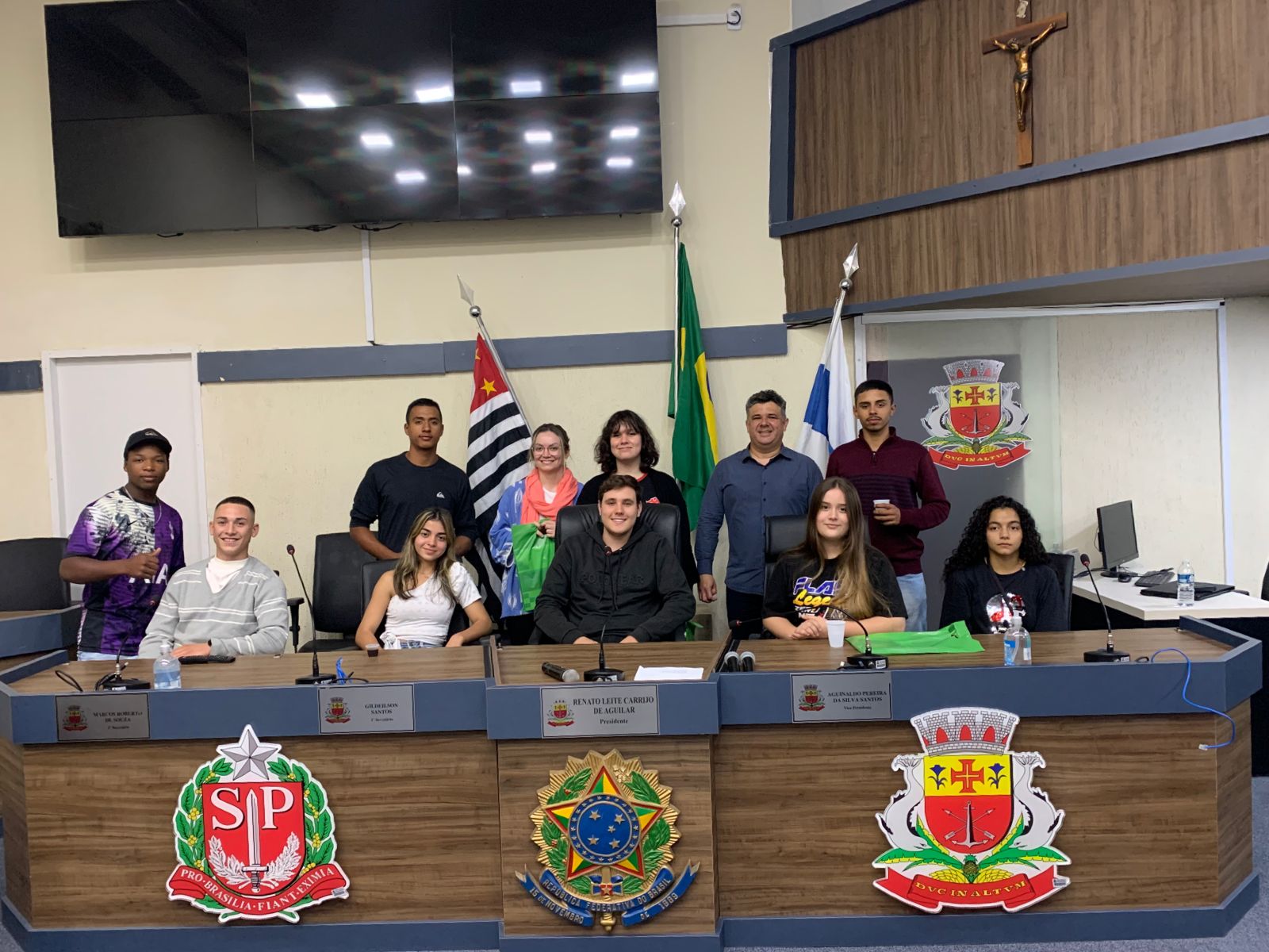 Estudantes da E.E. Alcides de Castro Galvão participam do programa Visita Monitorada na sede do legislativo