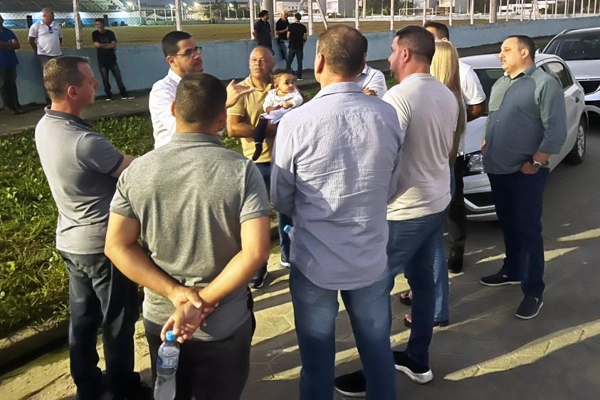 Vereadores participam de entrega de iluminação de vias no bairro Balneário Golfinhos