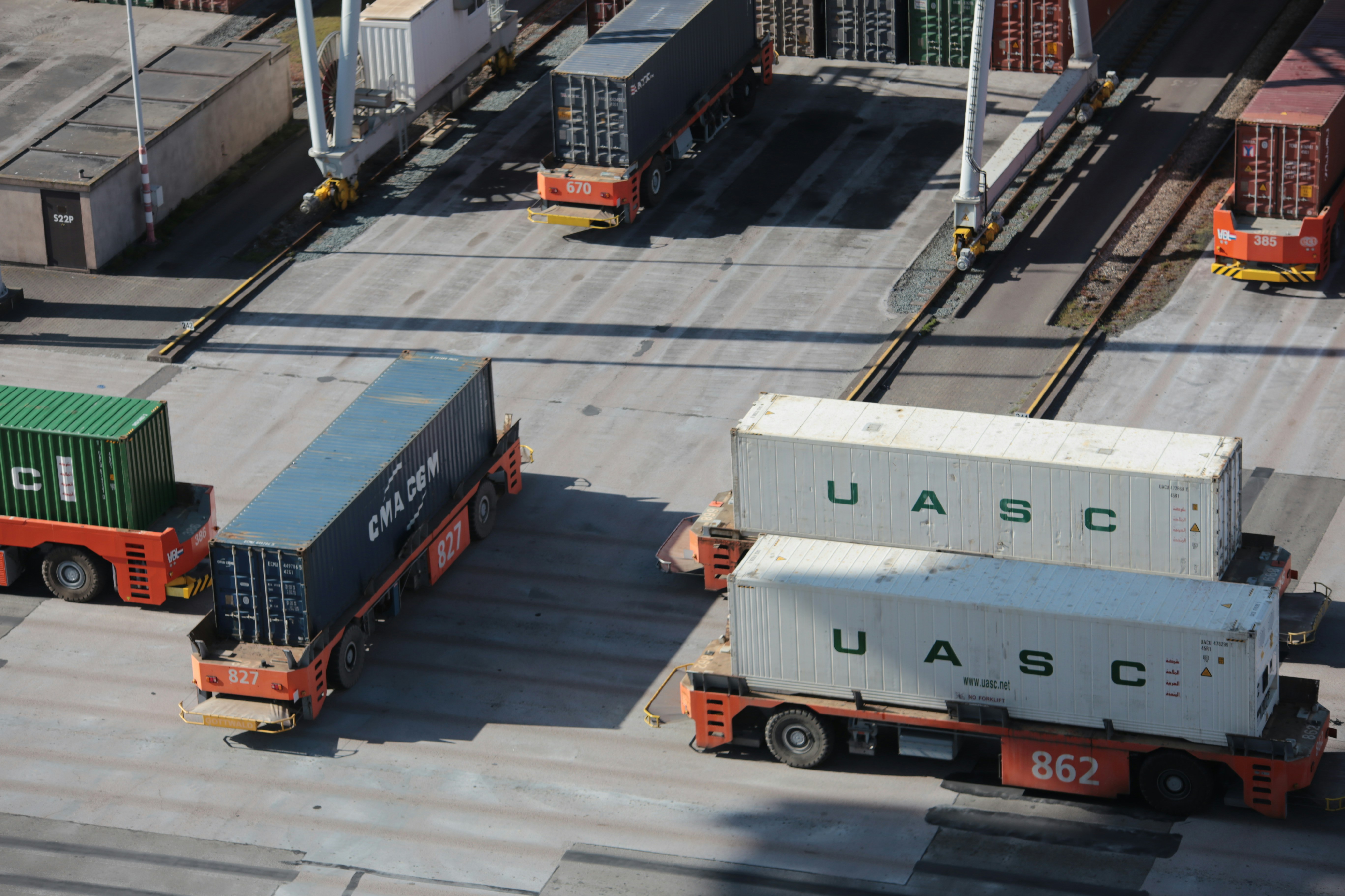 Movimiento de carga de contenedores en varias unidades de transporte
