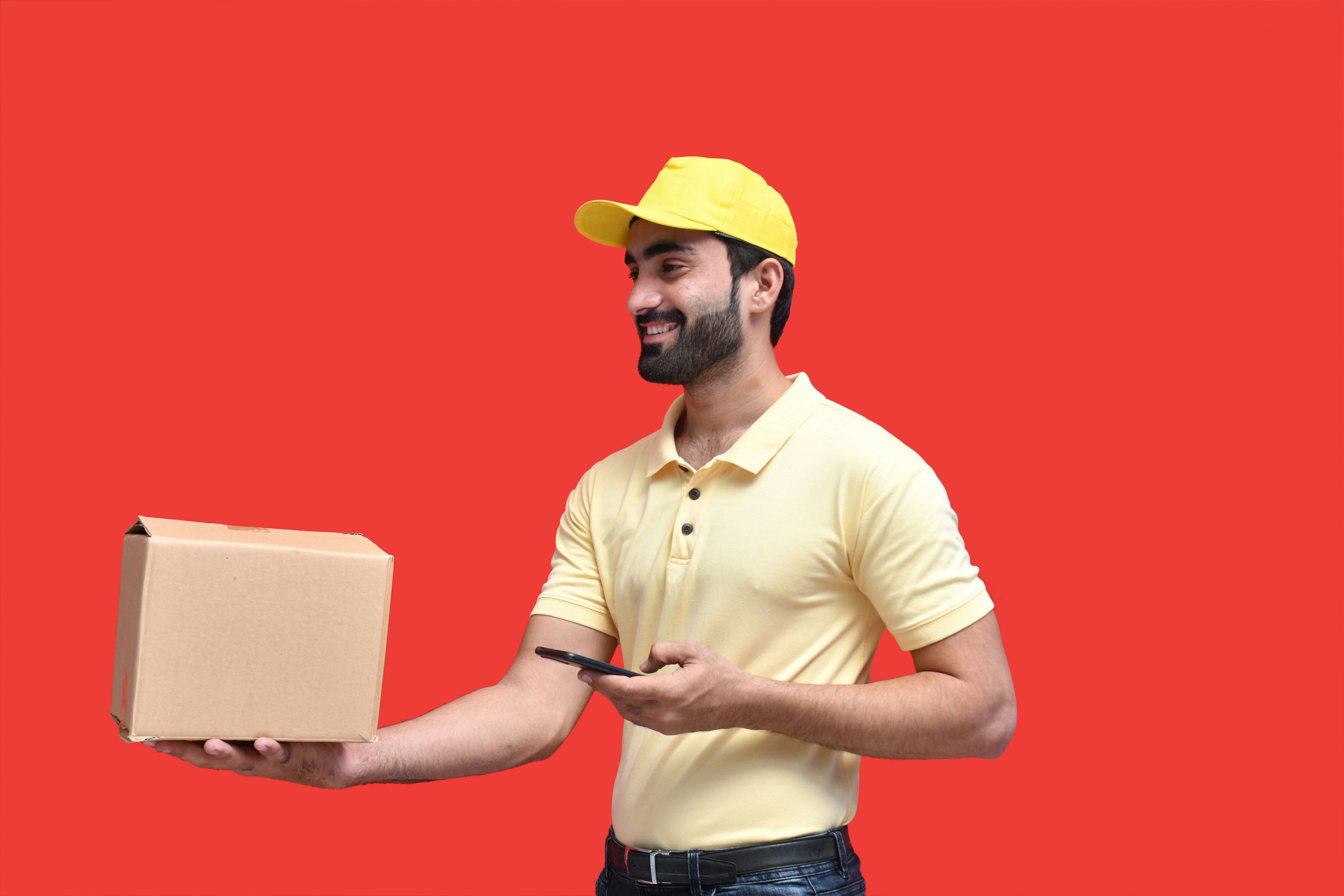 Hombre entregando un paquete