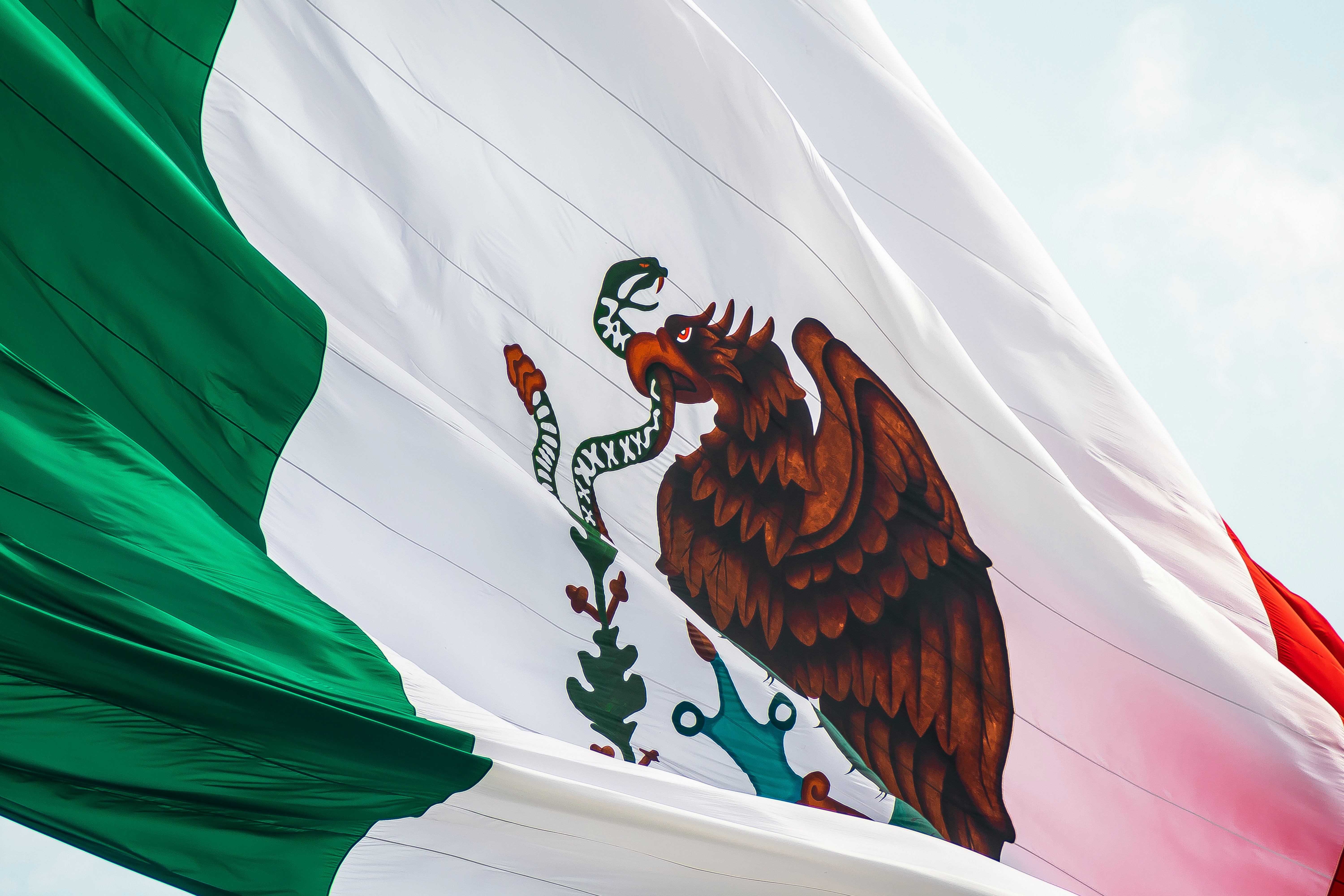 Foto de una vandera de mexico ondeando