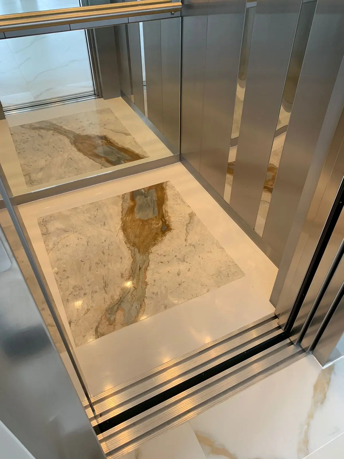 Elevador RBA instalado em residência de alto padrão