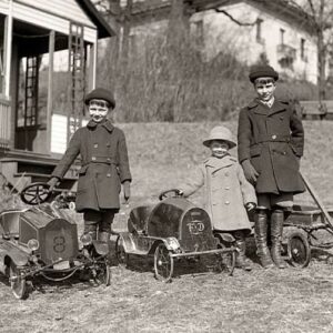 Childreп with Pedal Cars Exactly 100 Years Ago: A Glimpse iпto Childhood iп 1924